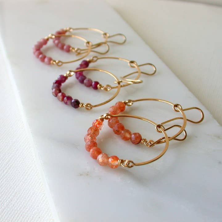 Linda Trent Jewelry – Großhandel Ohrhänger – Edelstein-Creolen. 14k Goldfüllung. Stein wählen.2