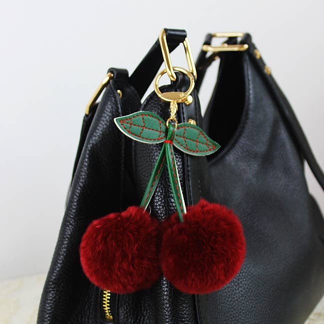 Leto Accessories – wholesale Handväske- och väskaccessoar – Dam – Äkta kaninpäls körsbärsväskcharm – Plyschväskaccent0