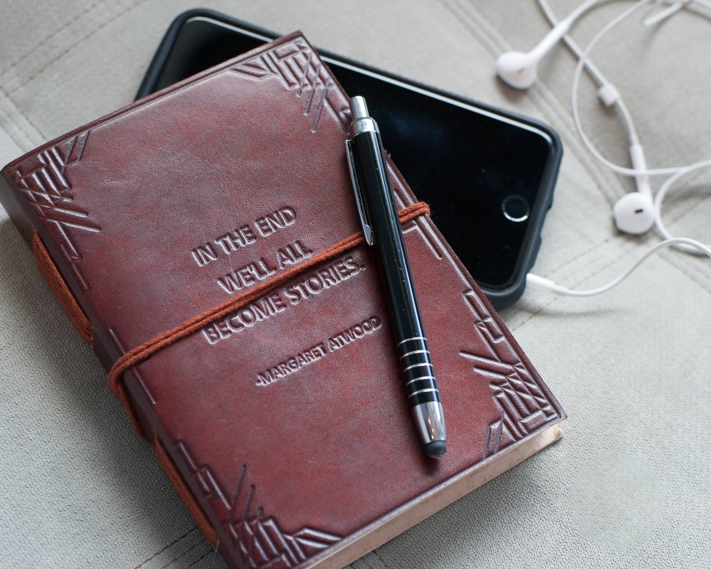 Soothi | Containers Of Creativity – Großhandel Tagebuch – We All Bome Stories Margaret Atwood Zitat aus Leder0