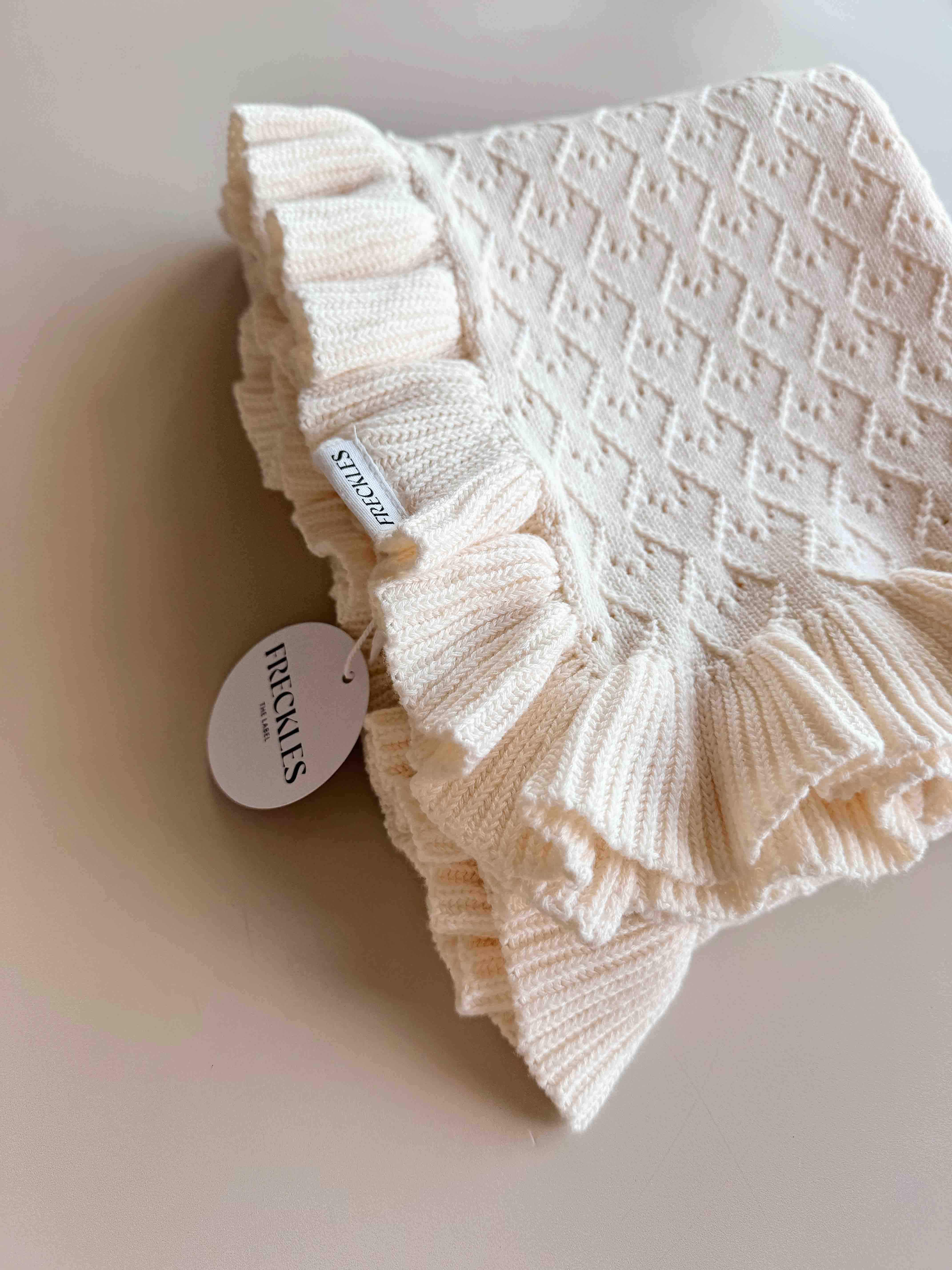 FRECKLES the label - Wholesale Bedding Blanket - Kids & Baby - PRE-ORDER Mila Pointelle Frill Blanket | Snow2