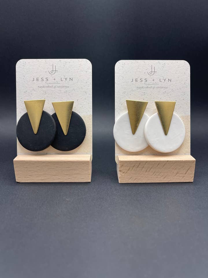 Boucles d'oreilles en argile et laiton, noires ou blanches, minimalistes, faites à la main pour la vente par Jess+Lyn