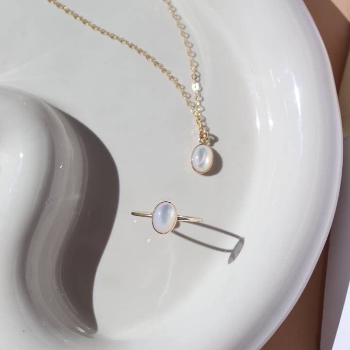 Token Jewelry - Wholesale Pendant/Charm Necklace - Aurelia Mother of Pearl Pendant Necklace