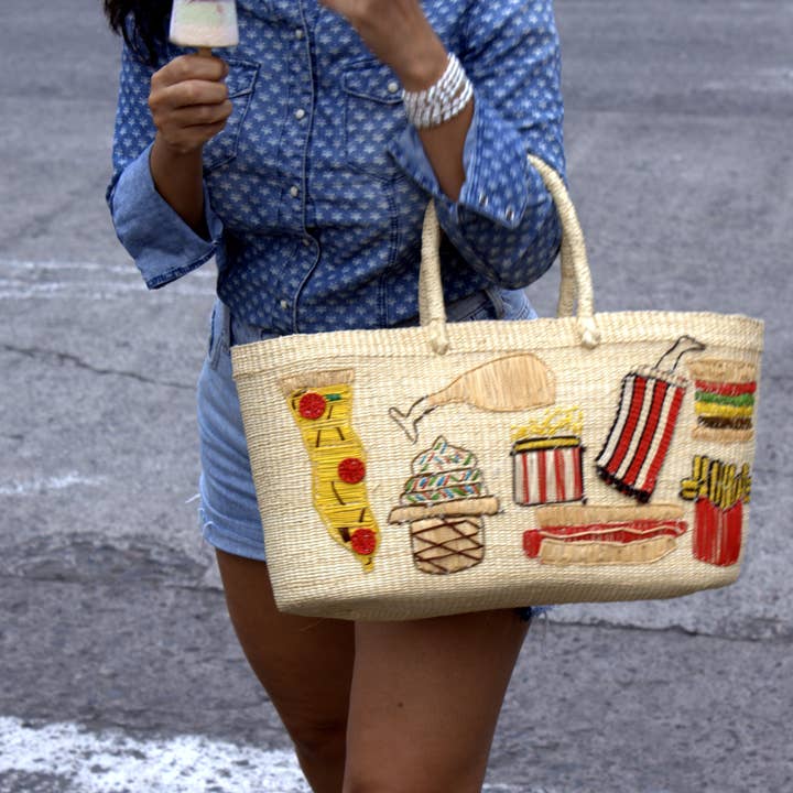 Handgefertigte Einkaufstasche aus Toquilla-Stroh mit Junk-Food-Motiven für den Großhandel von SHICATO HANDCRAFTED