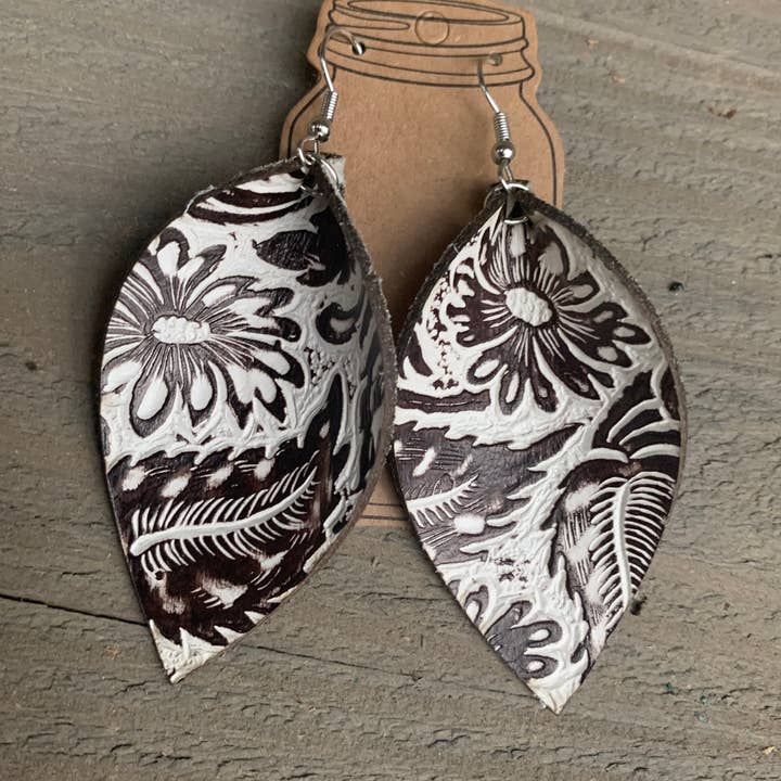 Orecchini in pelle floreale western color crema e marrone per la vendita all'ingrosso da parte di Jill's Jewels