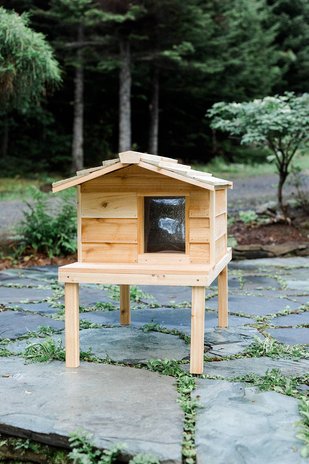 UnderCover Pet Houses - Vente Panier – chat et chien - Grande maison pour chat d'extérieur avec terrasse et toit prolongé0