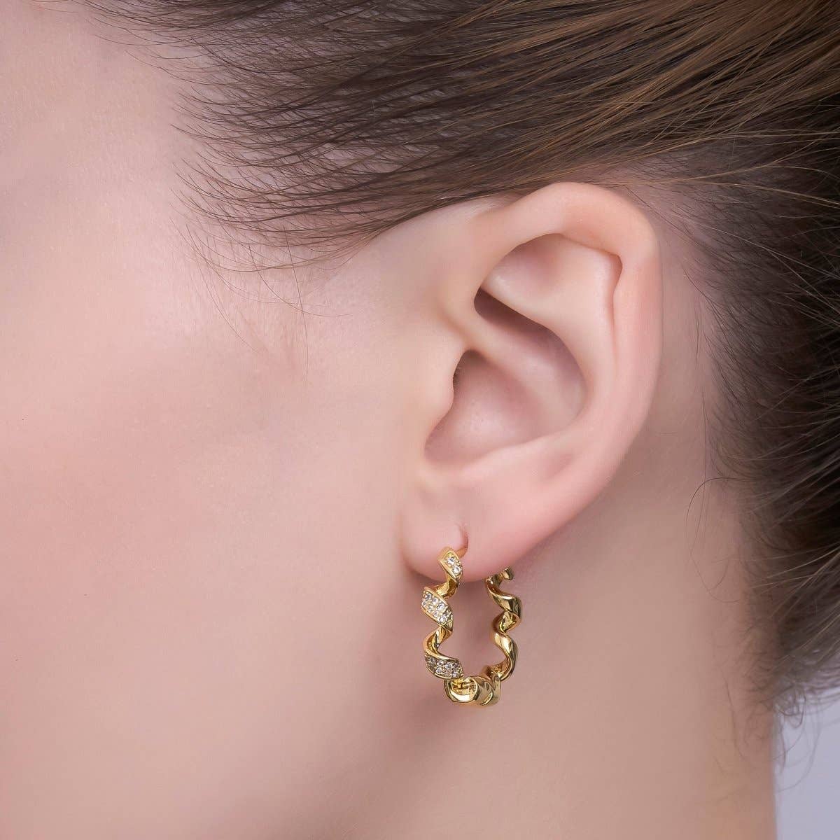Aim Eternal - Vendita all'ingrosso Orecchini a cerchietto - Orecchini a cerchio abbraccianti a spirale con micro pavé di CZ da 22 mm placcati in oro 24K | T2841