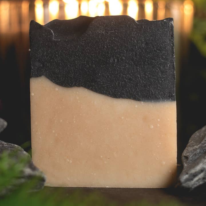 Woodland | Exfoliërende Geitenmelkzeep met Sparrennaald- en Sinaasappel-essentiële Oliën voor wholesale door The Broken Circle Soap Co