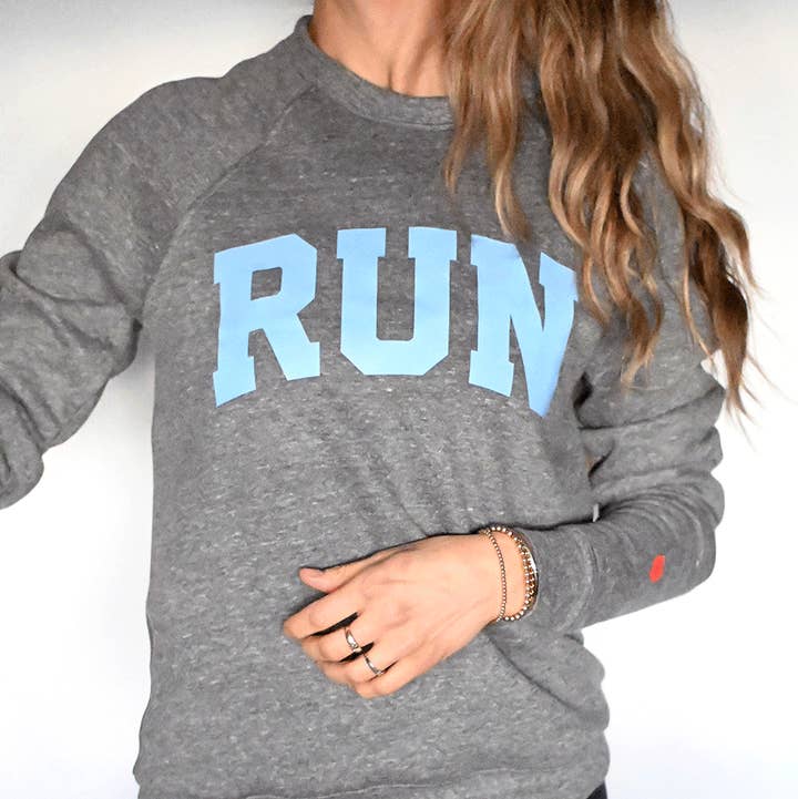Sweat RUN Cœur sur ta manche pour la vente par Sarah Marie Running Co