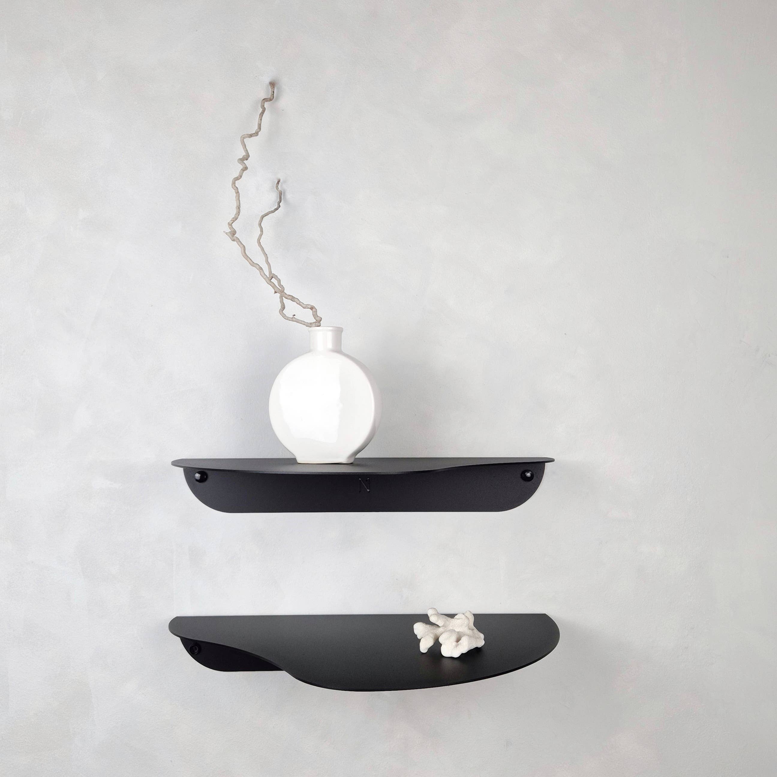 NAMUOS - Venta al por mayor Estante de pared - Estante de pared metálico MOSS I en blanco, negro o beige5