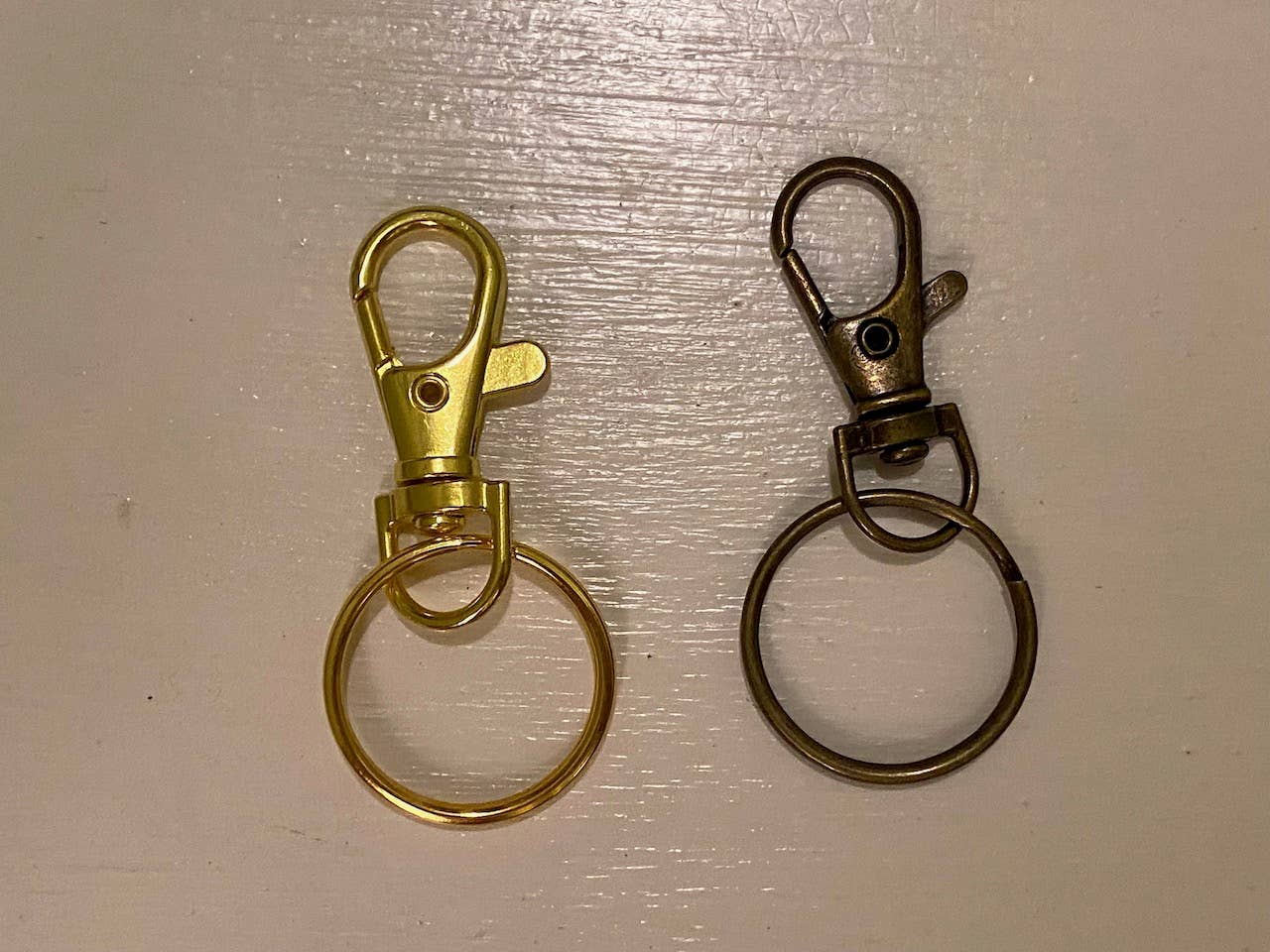 Holly Hills Lane - Wholesale Keychain – Women's - Mahogany Heart Pocket Flower Press Keychain with Oak Inlay6