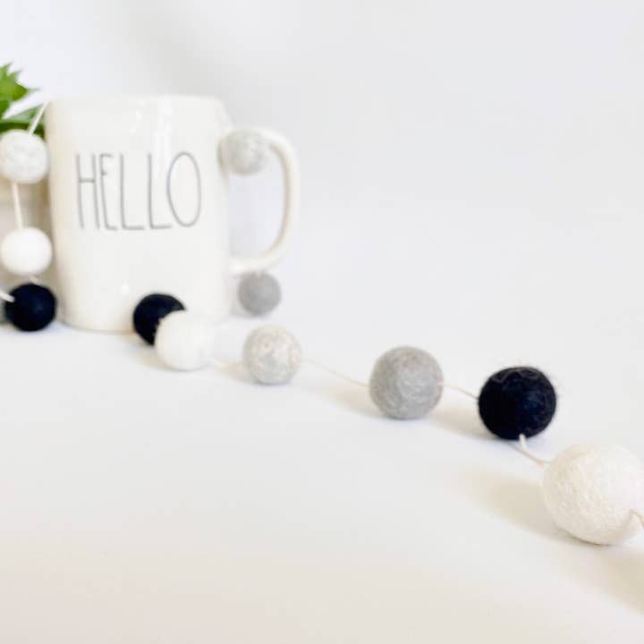 Guirlande de boules de feutre de laine à carreaux Buffalo - décor fermier pour la vente par The Mad Padder