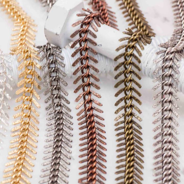 13 mm Texturerad Fiskbenslänk - Tillverkad av pläterad mässing - Säljs per fot - Ch-301 för wholesale av Continental Beads