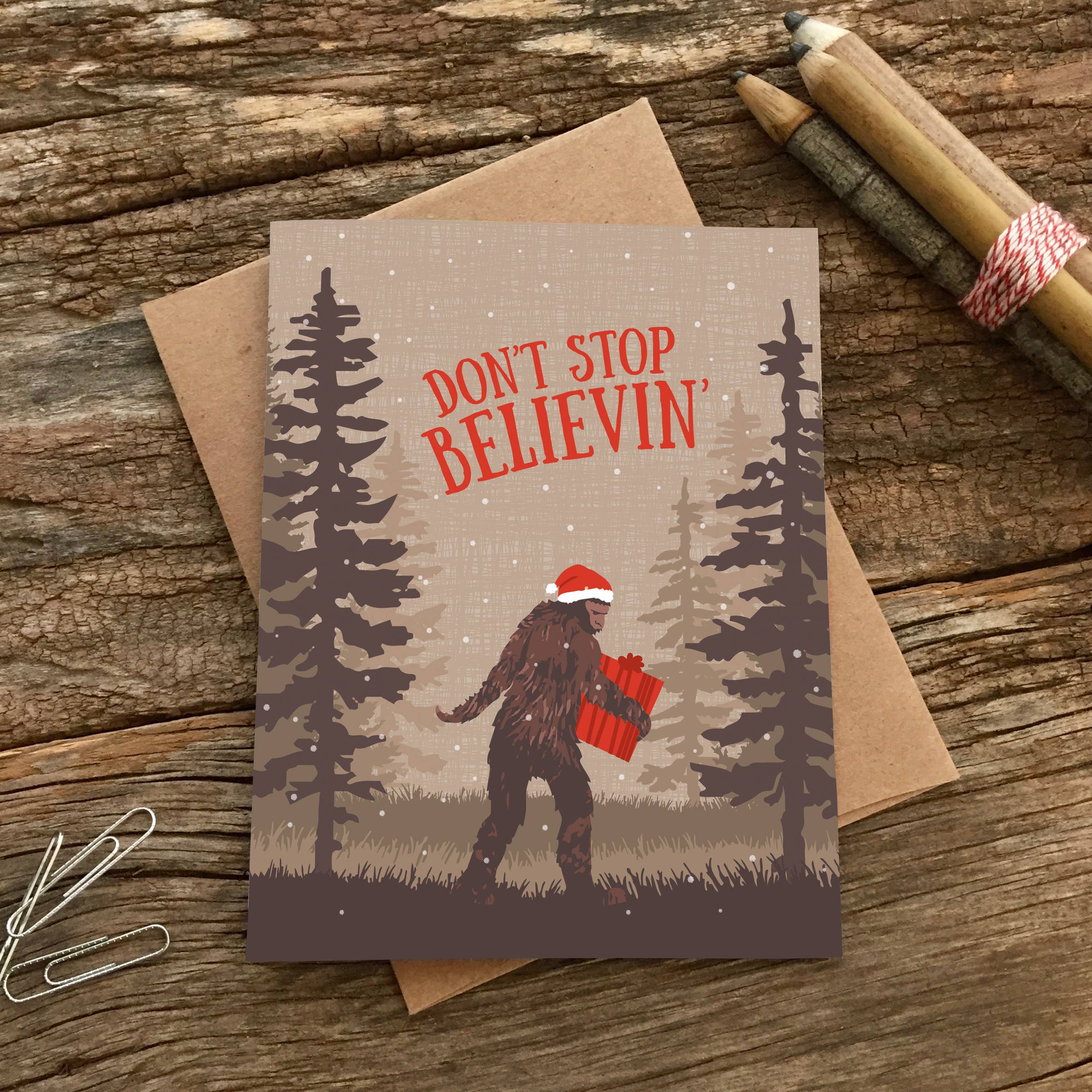 Modern Printed Matter – postal de Natal por atacado – Cartão de Férias Não Parar de Believin' Sasquatch - Caixa de 81