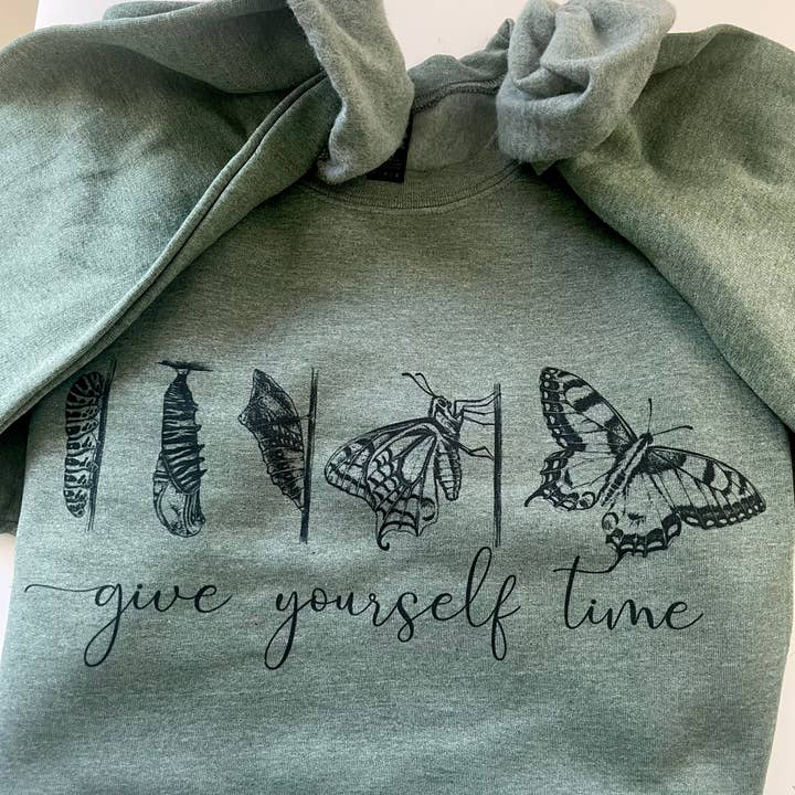 Geef jezelf tijd vlinder sweatshirt voor wholesale door StricklandDesignCo