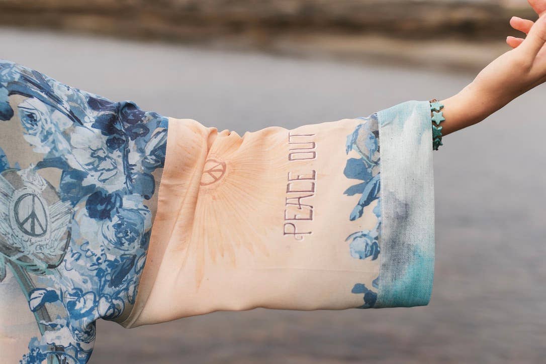 Market of Stars (Worldwide) - Vente Kimono – femme - Kimono court Peace Out Pixie Duster avec colombes et lever de soleil11