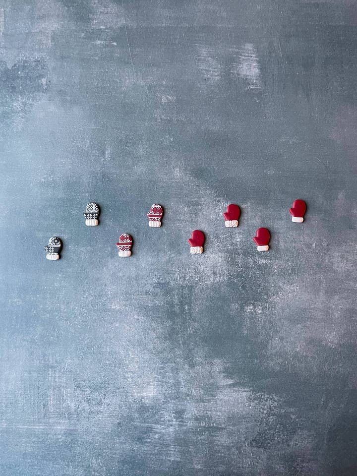 Boucles d'oreilles de Noël | Bijoux mitaines d'hiver | Bijoux en argile polymère fabriqués à la main | Bijoux de Noël | Cadeaux de Noël pour elle pour la vente par Manette Design Co