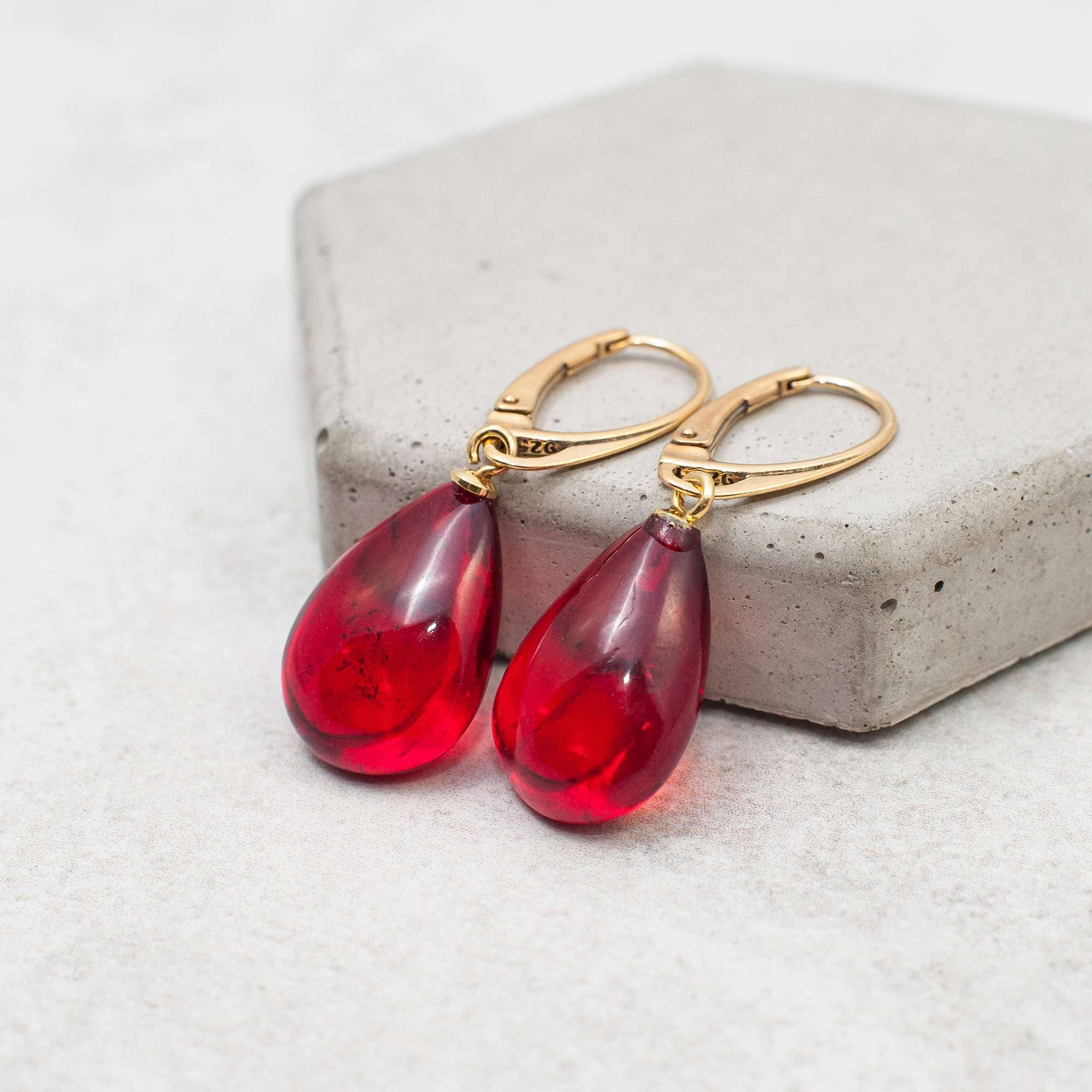 Marcin Waryszak - Vendita all'ingrosso Orecchini pendenti - Orecchini in ambra rossa a goccia, orecchini in ambra baltica con rubino, oro13