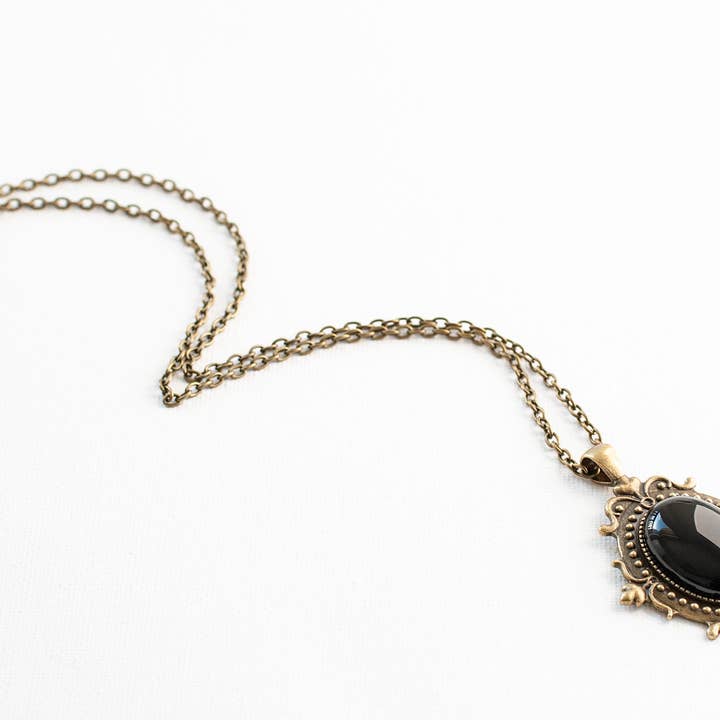 Decadent Designs - Venta al por mayor Collares con colgantes/abalorios - Collar gótico con colgante de ónix negro y cadena de bronce1