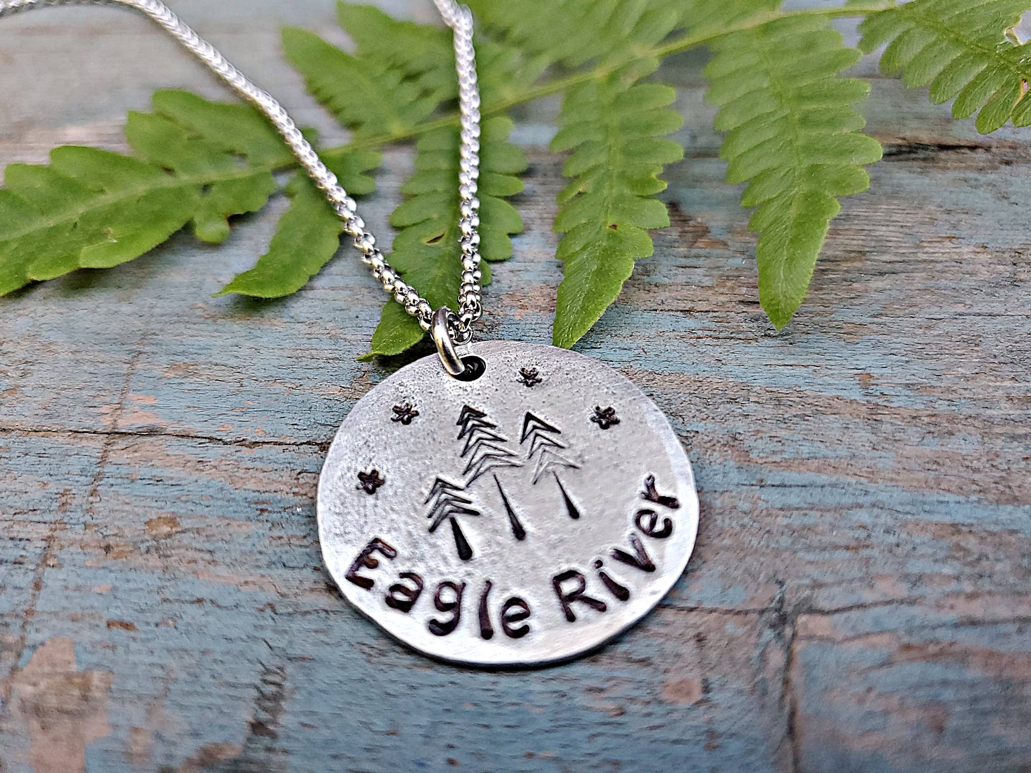 Kathryn's Collection - Vente Colliers à pendentif - Colliers personnalisés estampés à la main « Your Town »13