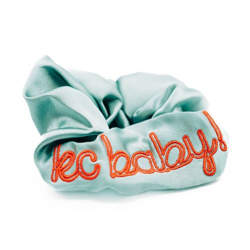 Kansas City blauwgroene en rode geborduurde scrunchie voor wholesale door EB and Co.