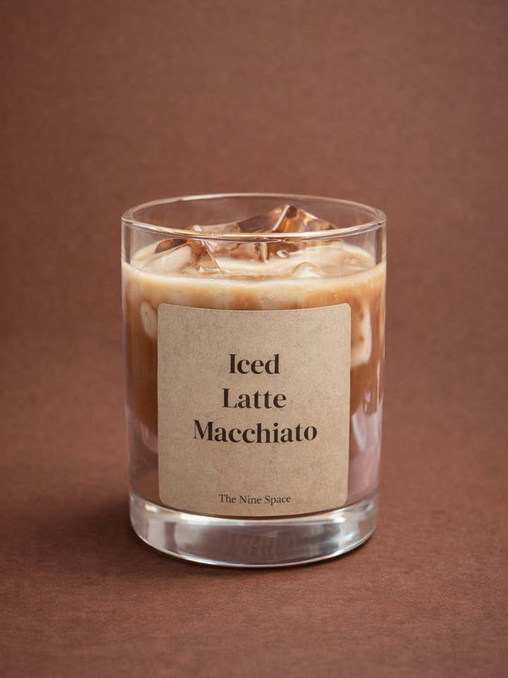 Iced Latte Macchiato – Kaffeduftlys i Iced-Drink-look for engroshandel hos THE NINE SPACE