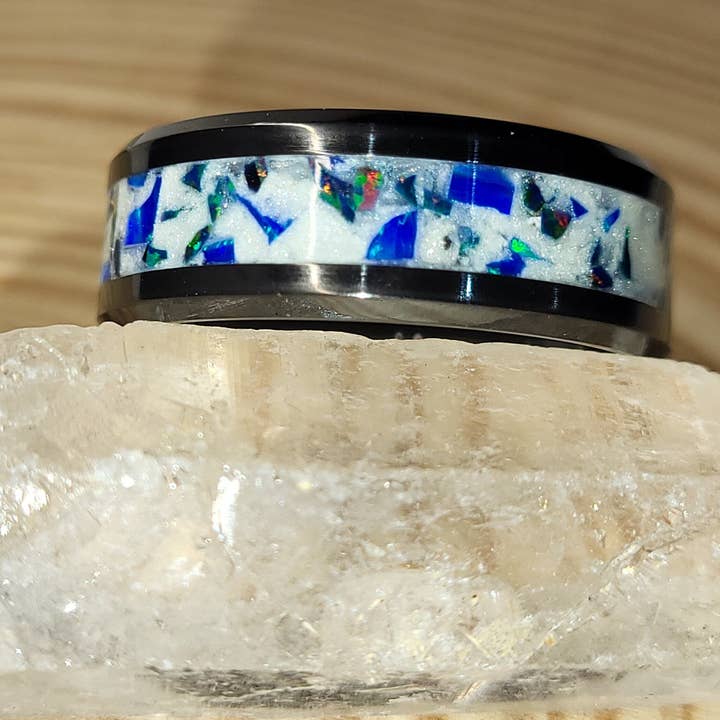 Bague en céramique noire avec incrustation d'opale bleue égyptienne, d'opale à écailles de dragon et de pigment de couleur blanc perle pour la vente par Natural Evolution Design