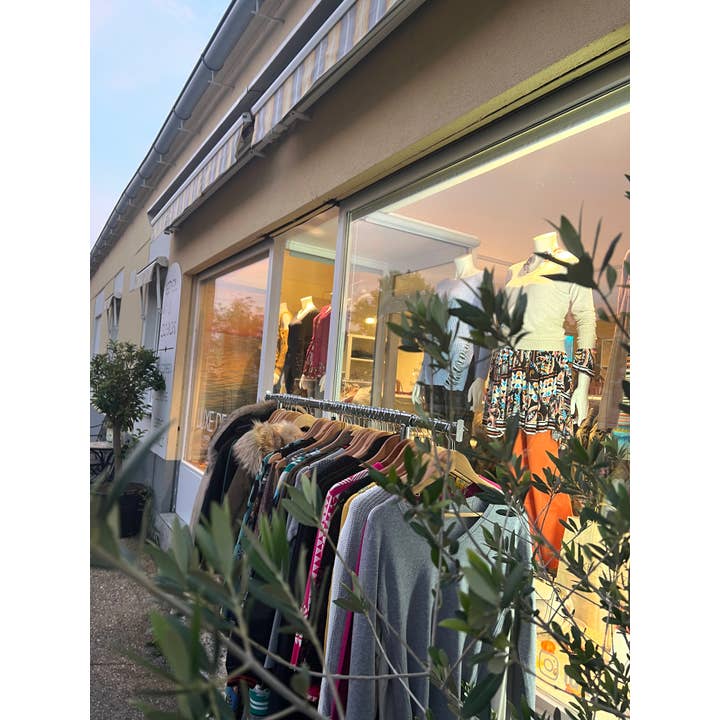 Luxe Dealz - A Piece of Fashion History - Boutique - Wholesale Jeans - Women's - SUPER SAVING PACKAGE BOX blouses sweaters brand jeans2