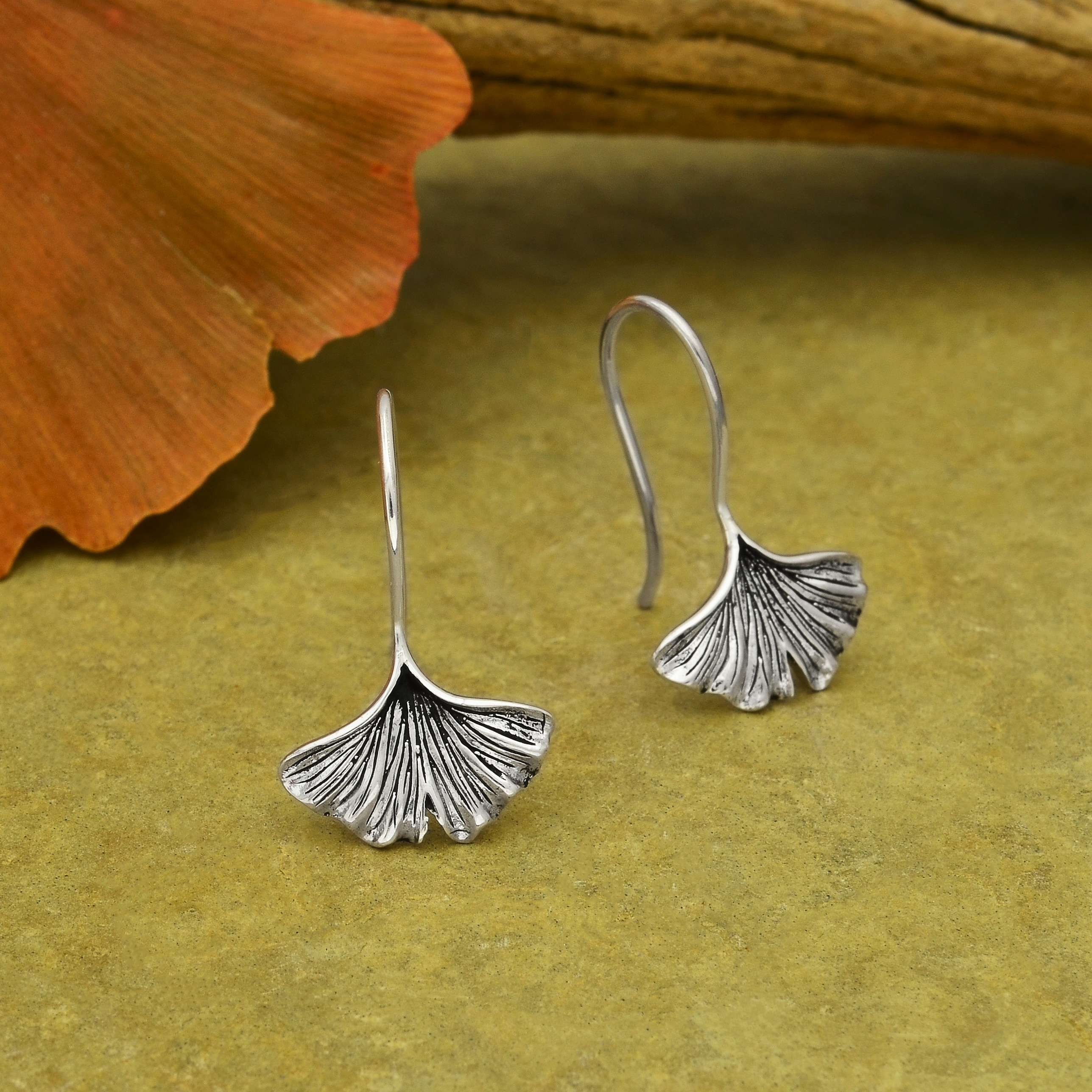 Nina Designs – wholesale Hängande örhängen – Sterling Silver eller Brons Ginkgo Leaf Örhängen 22x14mm0
