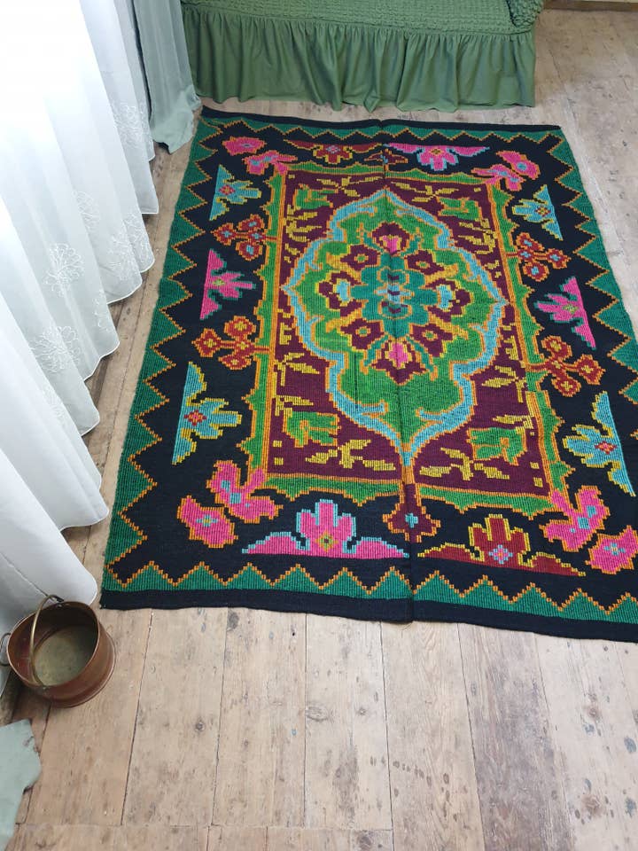 Tappeto rumeno floreale con design colorato su sfondo verde per la vendita all'ingrosso da parte di MADE WITH LOVE RO SRL