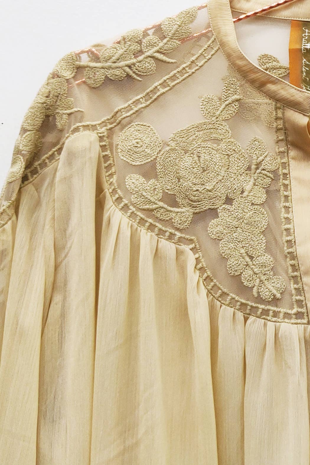 Champagne Camellia Top / Bluse for engroshandel på Faire11