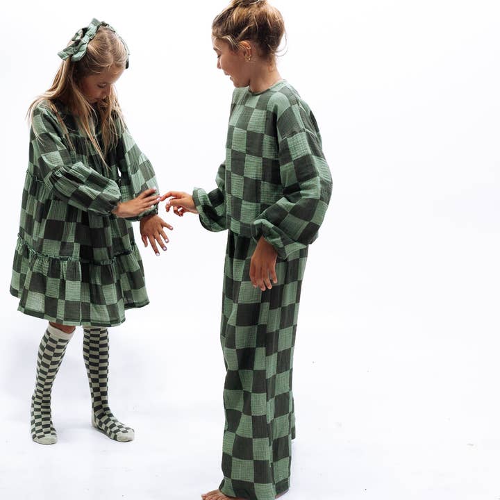Minimalist Folk Co. – Engroshandel Top- og buksesæt – til børn – MAYA SÆT | 2-DELETS SÆT | TERNET GRØN | PIGER2