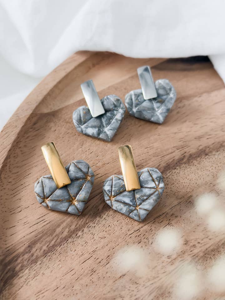 Notes d'amour Col ✦ Boucles d'oreilles cœur en diamant marbré gris pour la vente par KLAEI DESIGN STUDIO