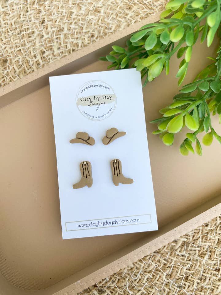 Mini Country Western Øreringe Duo - cowboy støvler i polymerler for engroshandel hos Clay by Day Designs