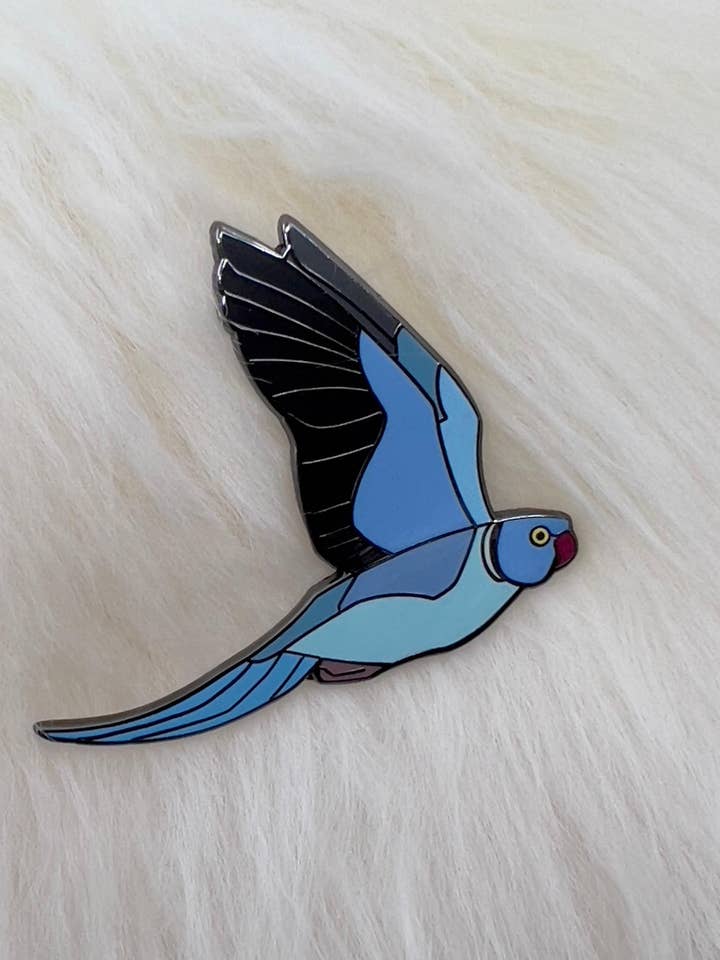 Alfiler esmaltado duro con forma de periquito indio azul | Pin de cuello anillado para venta al por mayor de Roamin' Bison Workshop