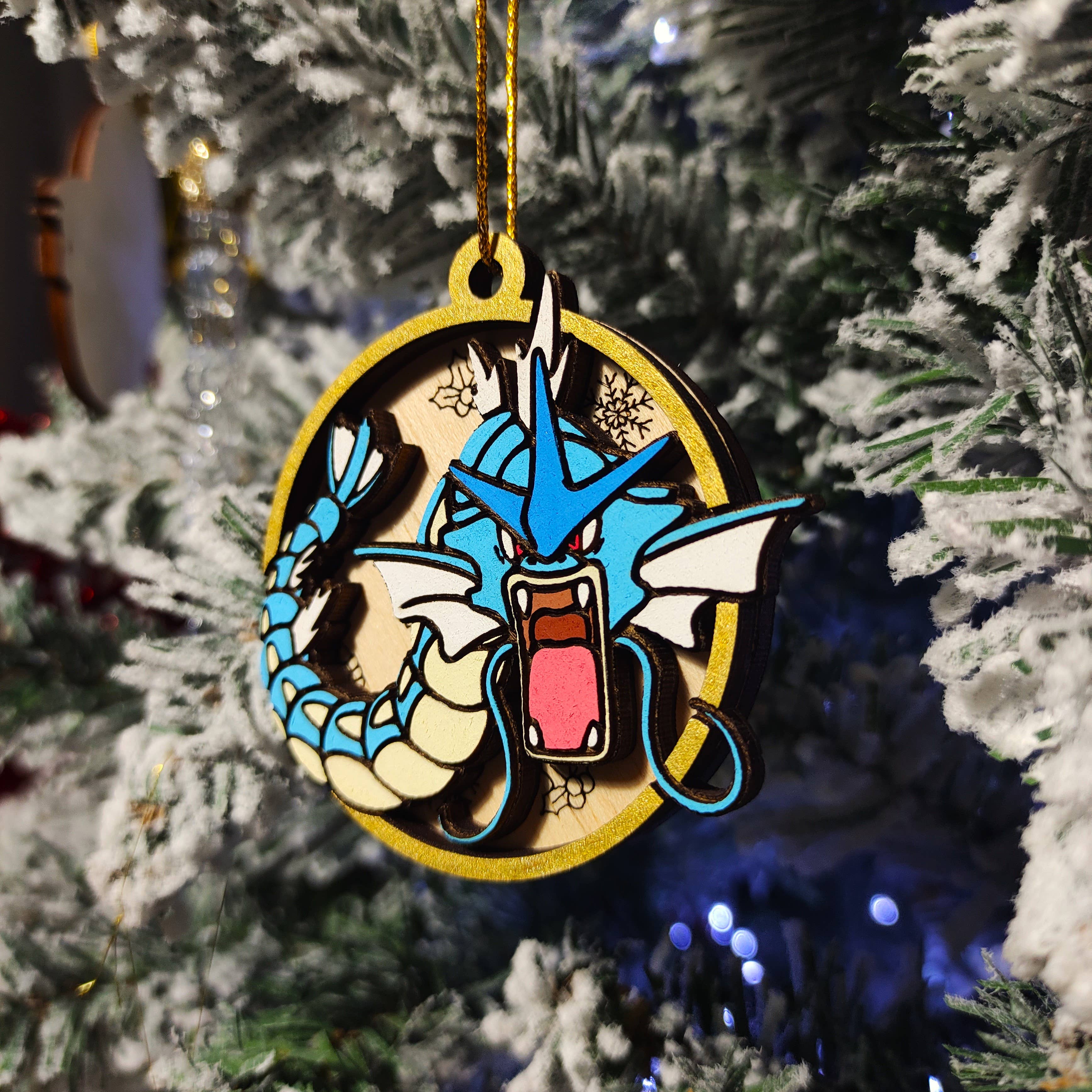 Herbs&Belles – Großhandel Verzierungs-Set – Holzfarbene bunte Pokémon-Weihnachtsornamente Magikarp-Entwicklung6