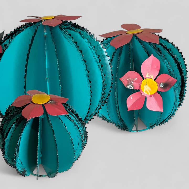 Set van 3 turquoise Biznaga-cactussculpturen met roze bloemen voor wholesale door Blue Goat Garden Decor