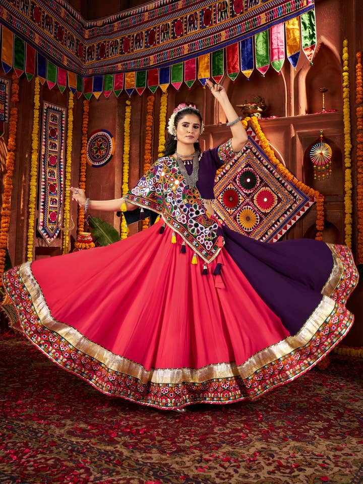 Chaniya Choli in Cotone Viscosa Multicolore per Navratri per i Festival Indiani (9 Metri di Ampiezza) - Lavoro a Patch Kutchi, Ricamo a Filo, Lavoro con Specchi Veri per la vendita all'ingrosso da parte di HATKE BRIDE