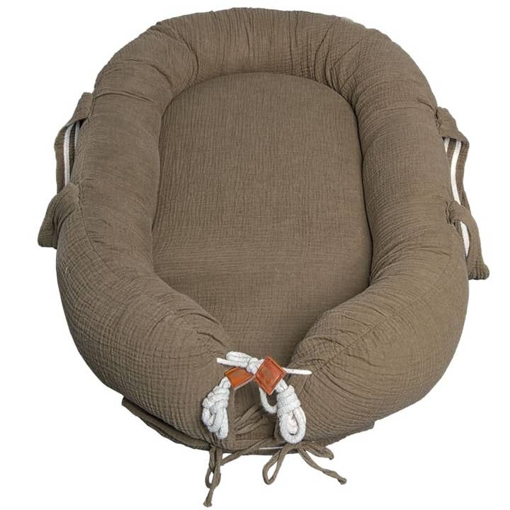 Nid cocon nouveau-né ergonomique en mousseline bio couleur chêne foncé pour la vente par Hi Little One