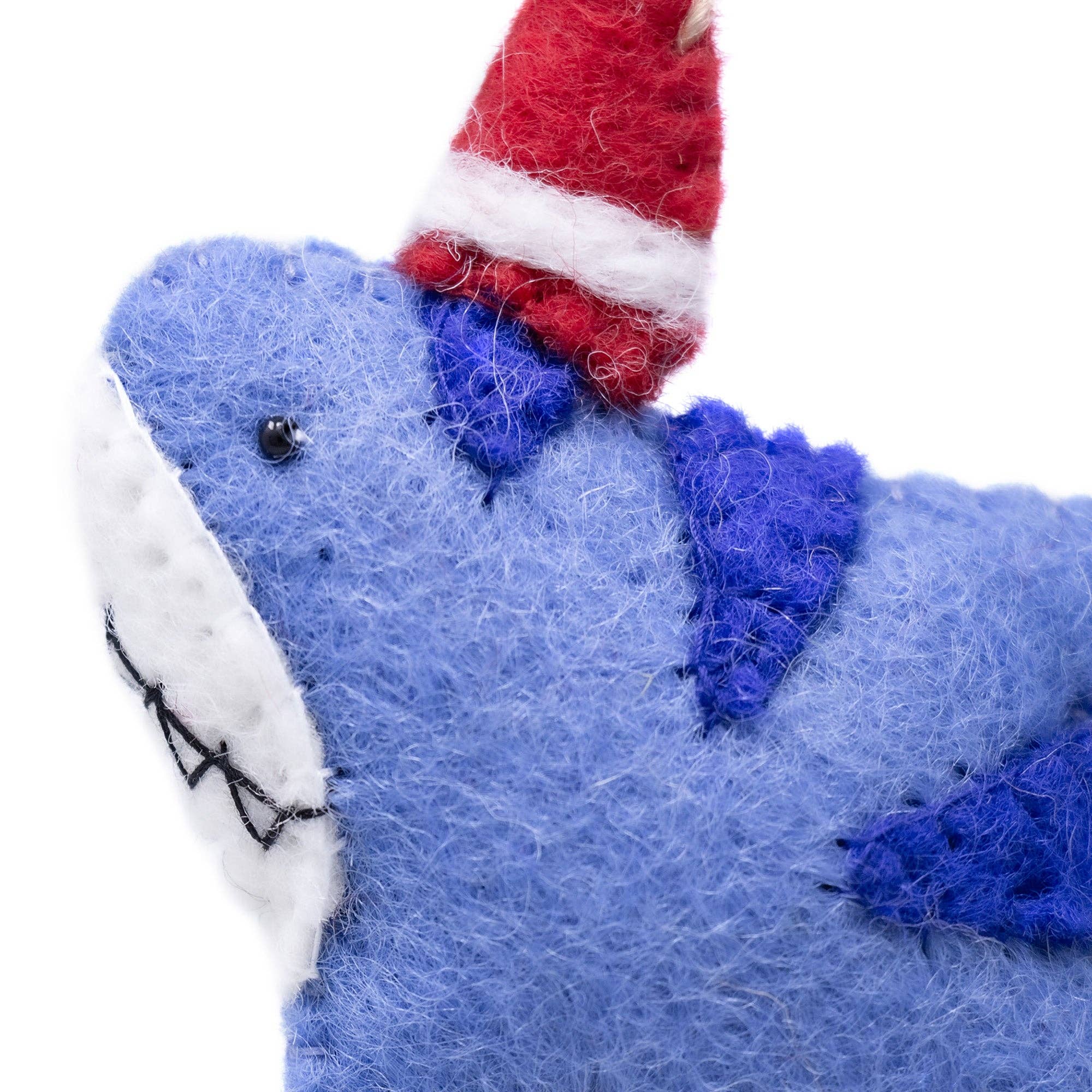 Global Crafts - Vente Objets de décoration - Décoration en feutre faite main Père Noël requin2