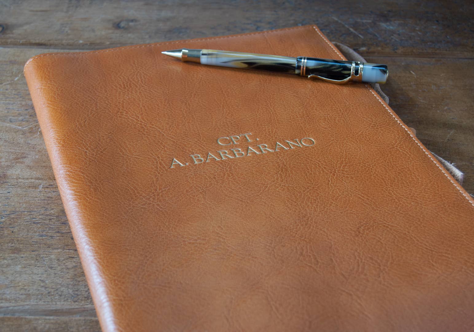 Sattel Brown LEATHERKIND Rustico Notizbuch, A4, nachfüllbar für den Großhandel auf Faire8