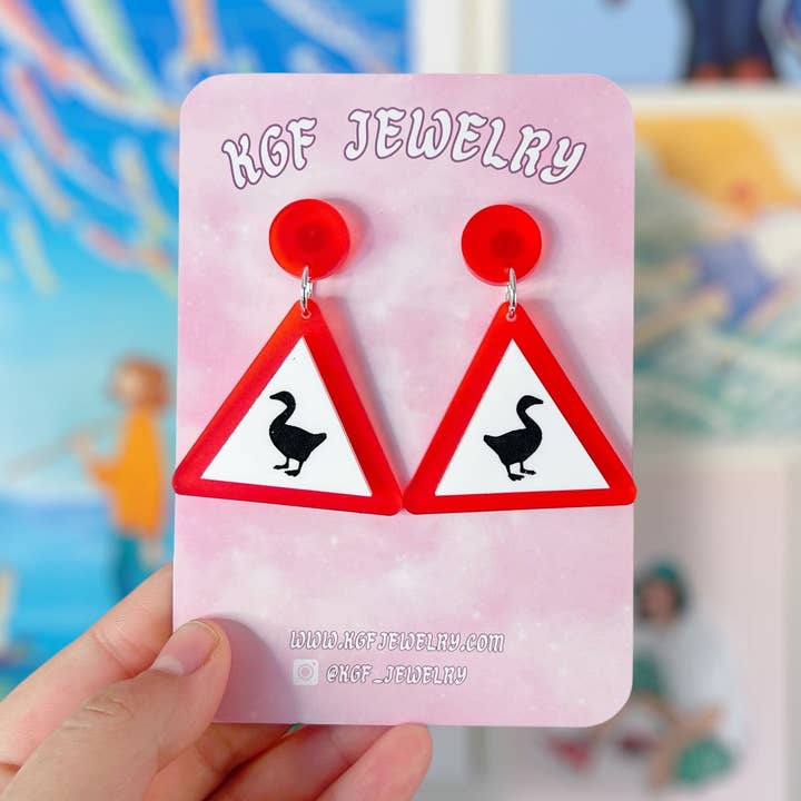 Boucles d'oreilles et porte-clés en acrylique faits main Goose Game pour la vente par KGF Studios