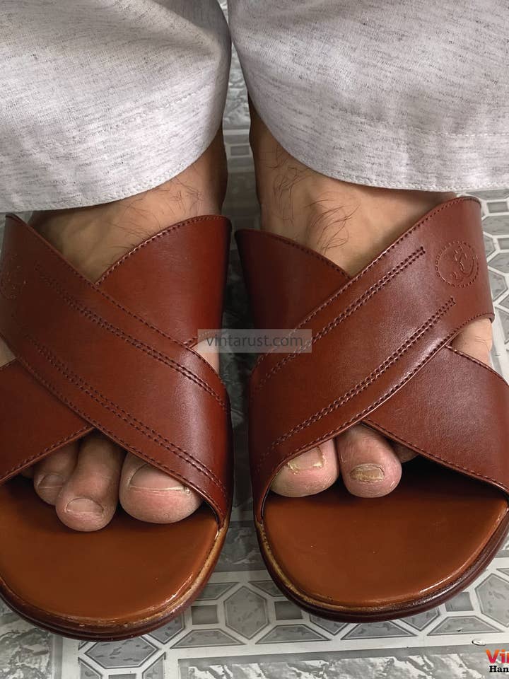 Sandales plates marron à brides croisées, sandales à brides croisées en cuir marron faites à la main pour la vente par vintarust