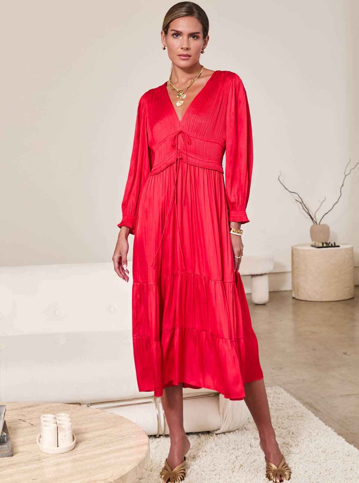 Vermelho Vestido Midi com Decote em V, Pregas e Camadas para venda a revendedores na Faire1