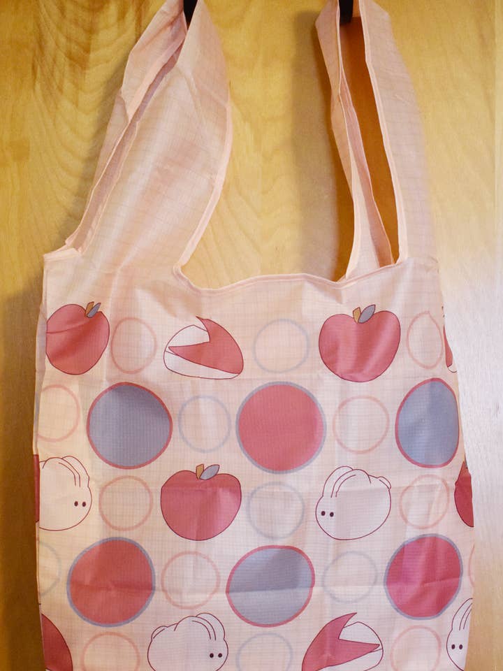 Återanvändbar shoppingväska med äpplen och kaniner för wholesale av Caffeinated Rabbit Art