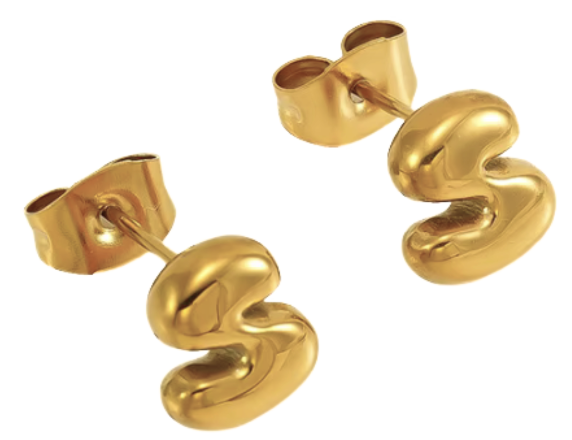 Gult guld HoopLa boblebogstav mini ørestikker i stål med 18K guld for engroshandel på Faire20