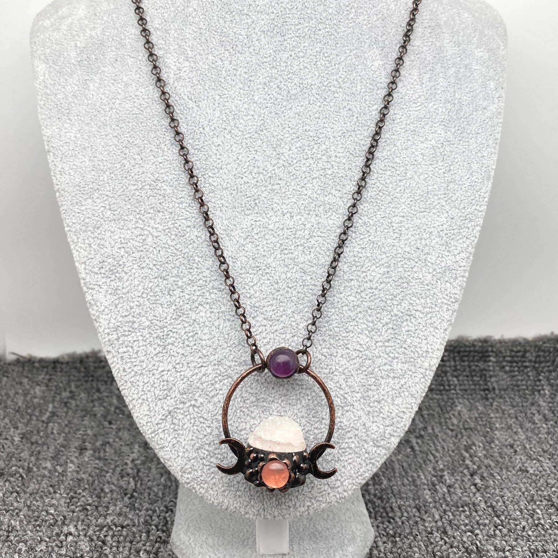Mio Queena – Großhandel Spiritueller Stein/Kristall – Crysta Craft Moon Charm-CS mit weißem Kristall, Amethyst und Puder1