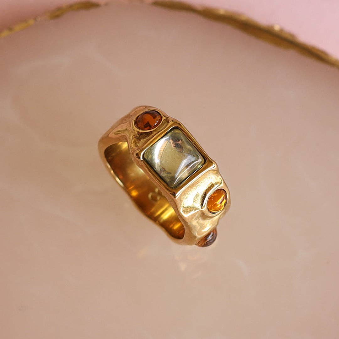MeloMelo - Wholesale Ring met meerdere stenen - Riley brede cabochon hamerslag gouden ring met gekleurde glazen inzetstukken8