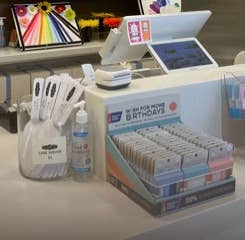 Wish For More Birthdays - Vente Bougies pour gâteau - Présentoir Wish For More Birthdays avec 45 boîtes de bougies (15 de chaque couleur)1