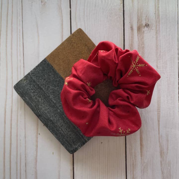 Rouge avec petits flocons de neige chouchou de Noël fait main pour la vente par QuietJoy