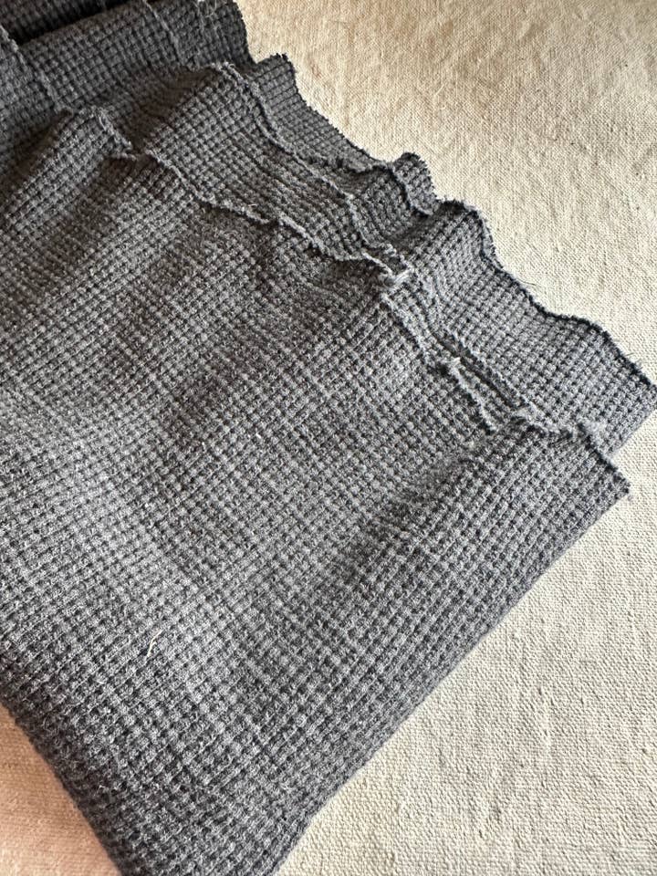 Tejido de gofre teñido en hilo de algodón orgánico – Gris Millstone para venta al por mayor de ISEE FABRIC